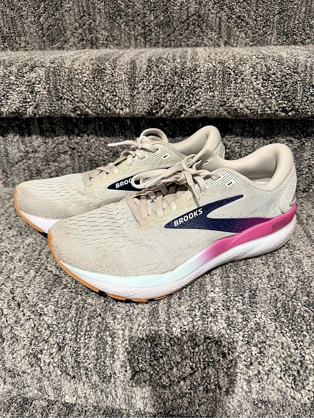 Brooks Adrenaline GTS 23 Women's Athletic Shoes Cream Pink US 8 NWT